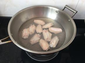 洗净后开水里面焯水