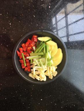 姜蒜葱小米椒全部切好