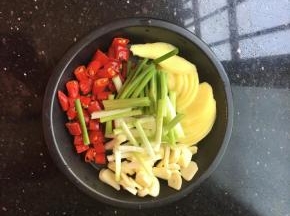 姜蒜葱小米椒全部切好