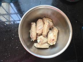 把鸡翅用刀切几道划痕，为了方便入味