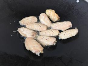 锅里多放些油，放沥水后的鸡翅去油炸