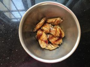 加入耗油，生抽。胡椒粉，白糖，鸡精