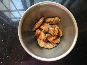 加入耗油，生抽。胡椒粉，白糖，鸡精