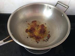 炒锅放油炒香花椒和豆瓣酱出香