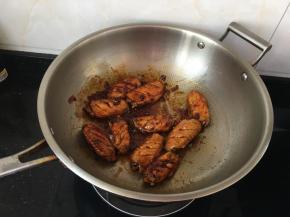 放入腌制好的鸡翅中小火翻炒