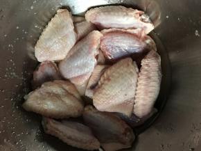将鸡翅和料酒腌制三小时以上