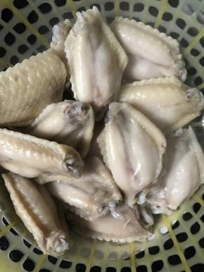 将鸡翅在沸水里焯一下，滴干