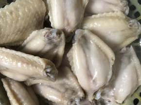 将鸡翅在沸水里焯一下，滴干
