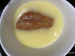 鸡蛋打散后加入鸡翅滚一圈