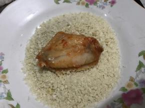 然后在外面裹上面包糠