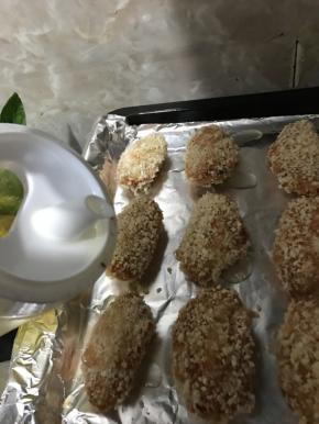 可以在面包糠外面滴几滴食用油，这样外皮更脆更香