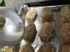 可以在面包糠外面滴几滴食用油，这样外皮更脆更香