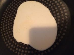 将在勺面液倒进平底锅里