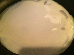 然后在平底锅里摊成薄饼