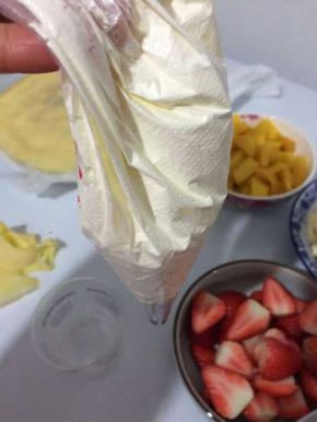 将淡奶油打发好、并切好水果