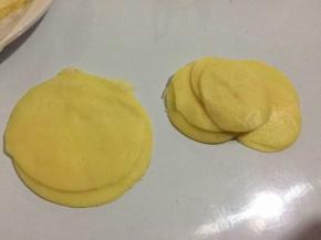 然后用幕斯杯划出圆饼状