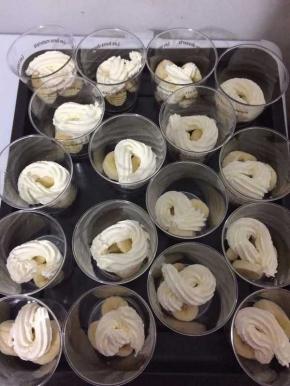 挤入适量的奶油