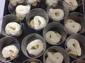 挤入适量的奶油