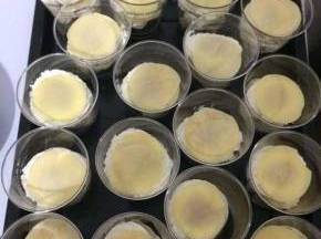 再挤一层奶油，加一层千层皮