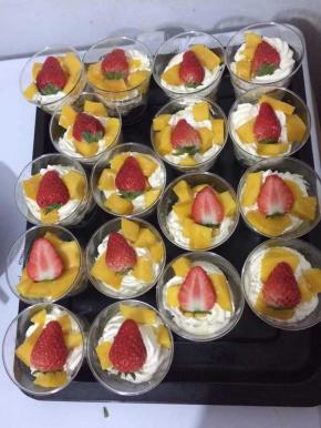 重复以上步骤，直至把杯子填到八分满，上面码入芒果、草莓即可