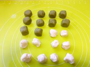 将两种面团分别分成10等份，盖保鲜膜松弛15分钟