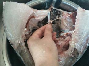 鱼头对半切开清洗干净