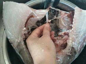 鱼头对半切开清洗干净