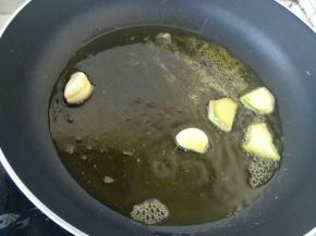 热锅冷油，下生姜，蒜瓣炒香。