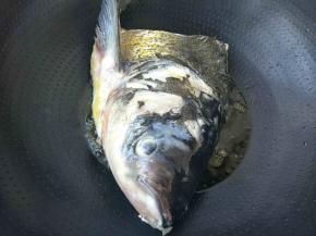 鱼头煎至两面金黄