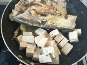 下入豆腐略煎一下