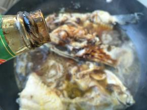 加生抽，老抽，蚝油，和少许的醋