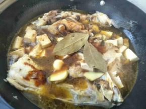 加入生姜，蒜瓣和香叶。