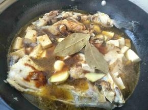 加入生姜，蒜瓣和香叶。