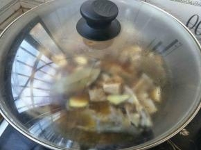 盖上锅盖，大火烧开，小火闷半个小时左右。
