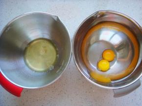 盆里要干净要无水无油，小心分离蛋白和蛋黄。