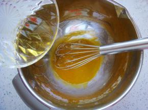 30克的白砂糖分出4克加入蛋黄里，加入盐。搅拌均匀后加入玉米油。