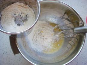 继续搅拌均匀，筛入低筋面粉。