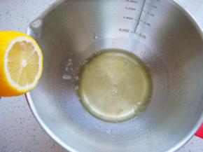 先把烤箱预热：上140度，下130度。蛋白里滴入数滴柠檬汁。