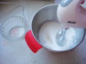 加入剩余的26克糖粉（分三次加入）先用电动打蛋器打到鱼泡泡状加入一小部分。