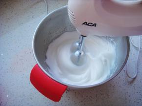 打发几圈后再次加入。最后一次加入剩余的糖粉，继续高速打发。