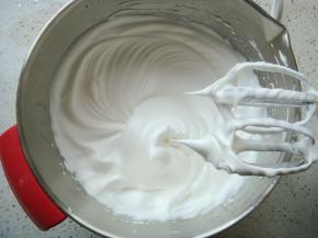 提起打蛋器观察蛋白状态：呈现完全直立的尖尖的角就好了。