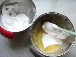 把打好的蛋白分一半倒入蛋黄糊糊里。