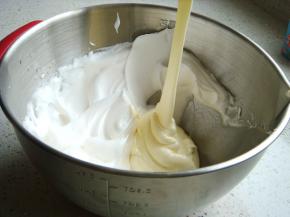 呈“J”字形翻拌，不可划圈避免消泡。翻拌均匀后倒入剩下的蛋白中。