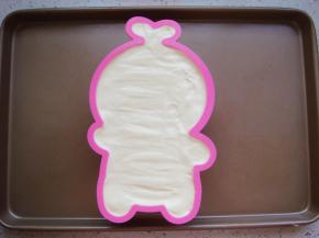 把翻拌好的糊糊倒入模具中，在台面上镇几下，镇出大气泡，用竹签左右“Z”字形划掉小泡泡。（如果多余出了量就倒入纸杯里一起烘烤。）