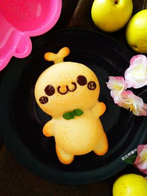 用融化的巧克力按轮廓画出眼睛嘴巴。