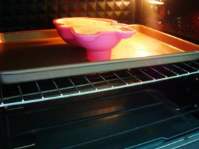 烤箱预热好后：放入中层，上140度，下130度，烤60分钟。