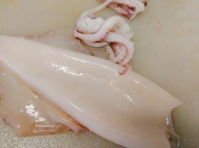 鱿鱼破肚，去内脏和眼睛，清洗干净。