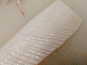 鱿鱼身切片切花，刀斜切。