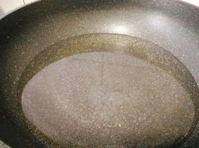 锅里加水烧开。