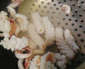 加少许盐、鱿鱼倒锅打卷捞出来。